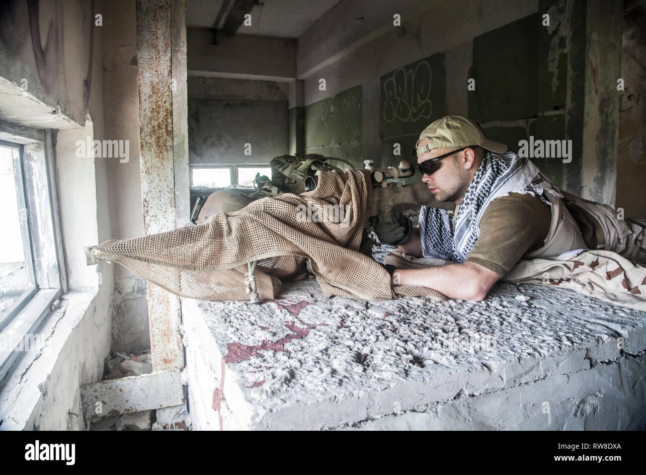 Joint Marine avec Sniper Rifle en action. Banque D'Images