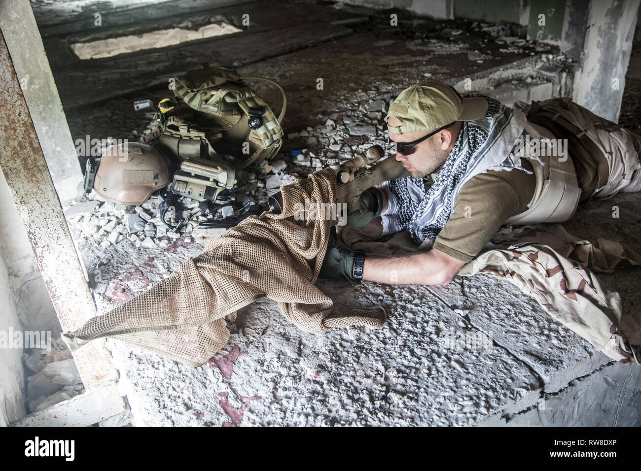 Joint Marine avec Sniper Rifle en action. Banque D'Images