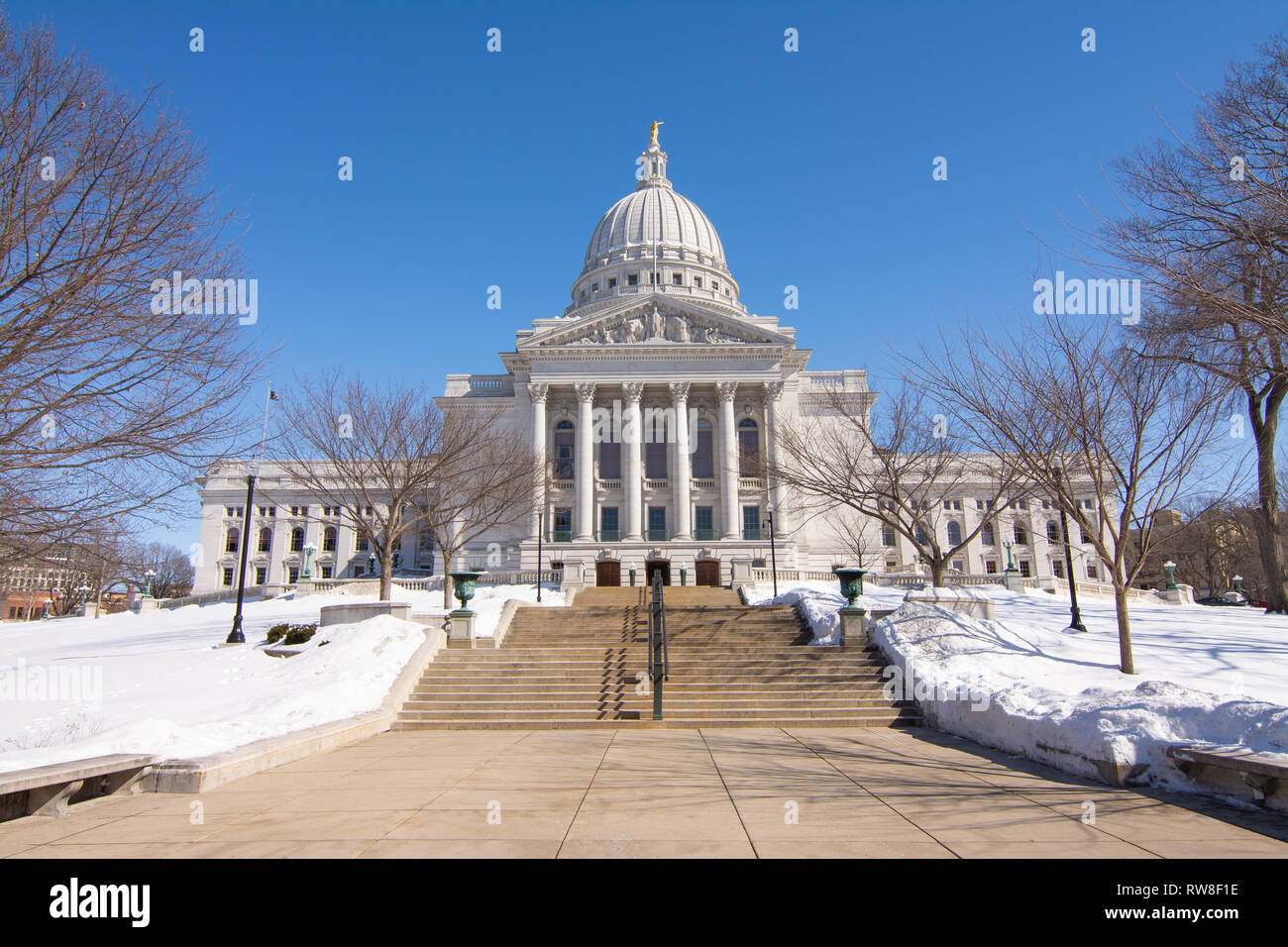 Capitale de l'État du Wisconsin s'appuyant sur une marche rapide après-midi  d'hiver. Madison, Wisconsin, USA Photo Stock - Alamy