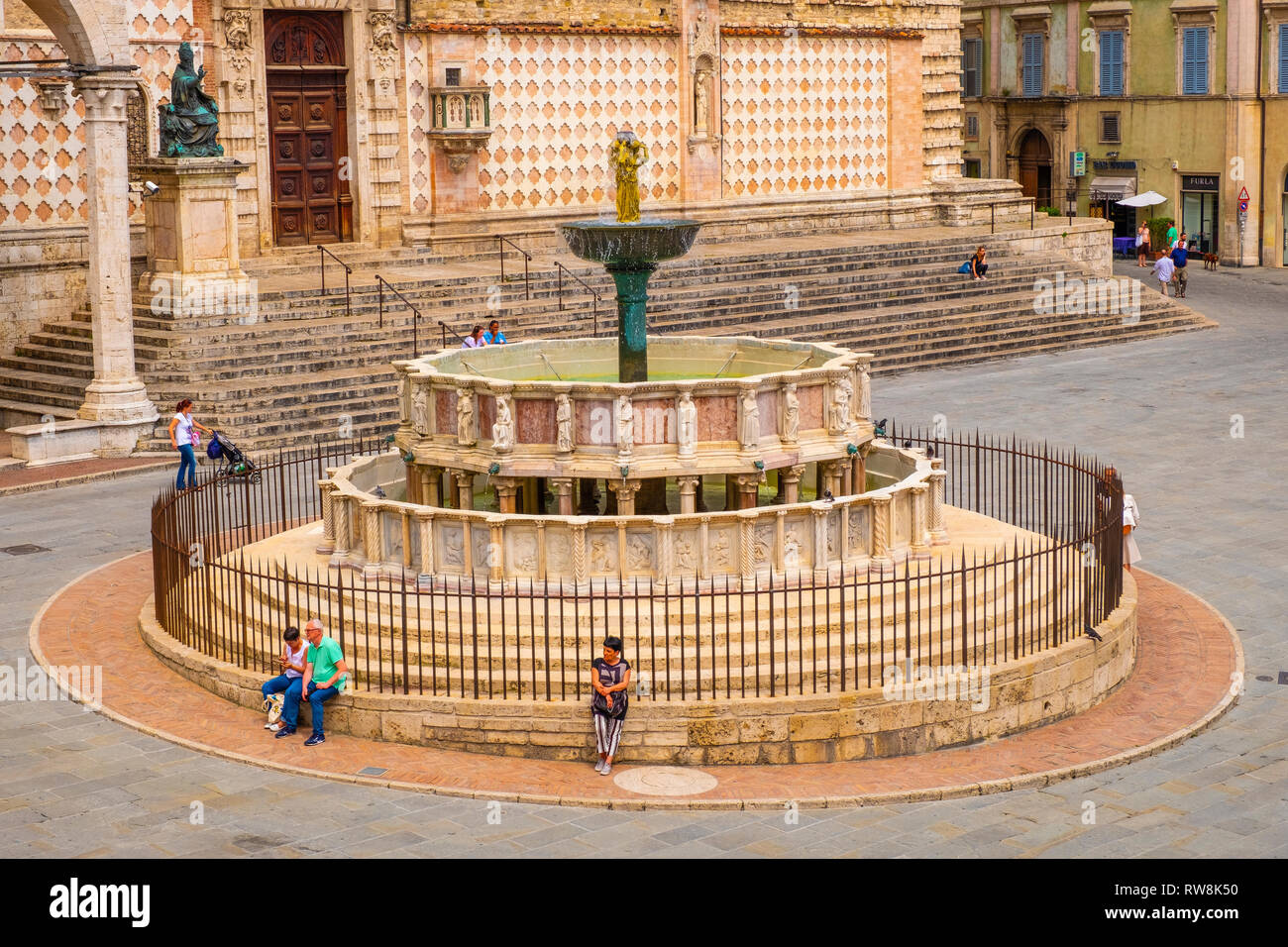 Pérouse, Ombrie / ITALIE - 2018/05/28 : La Fontana Maggiore fontaine à la Piazza IV Novembre, place principale du quartier historique de Pérouse Banque D'Images