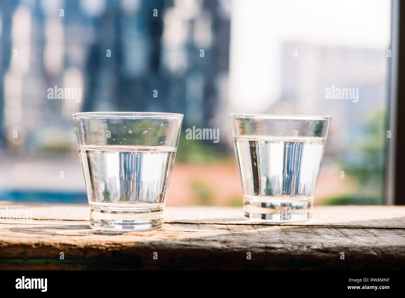 Deux verres d'eau sur le tableau sur fond de bois Banque D'Images