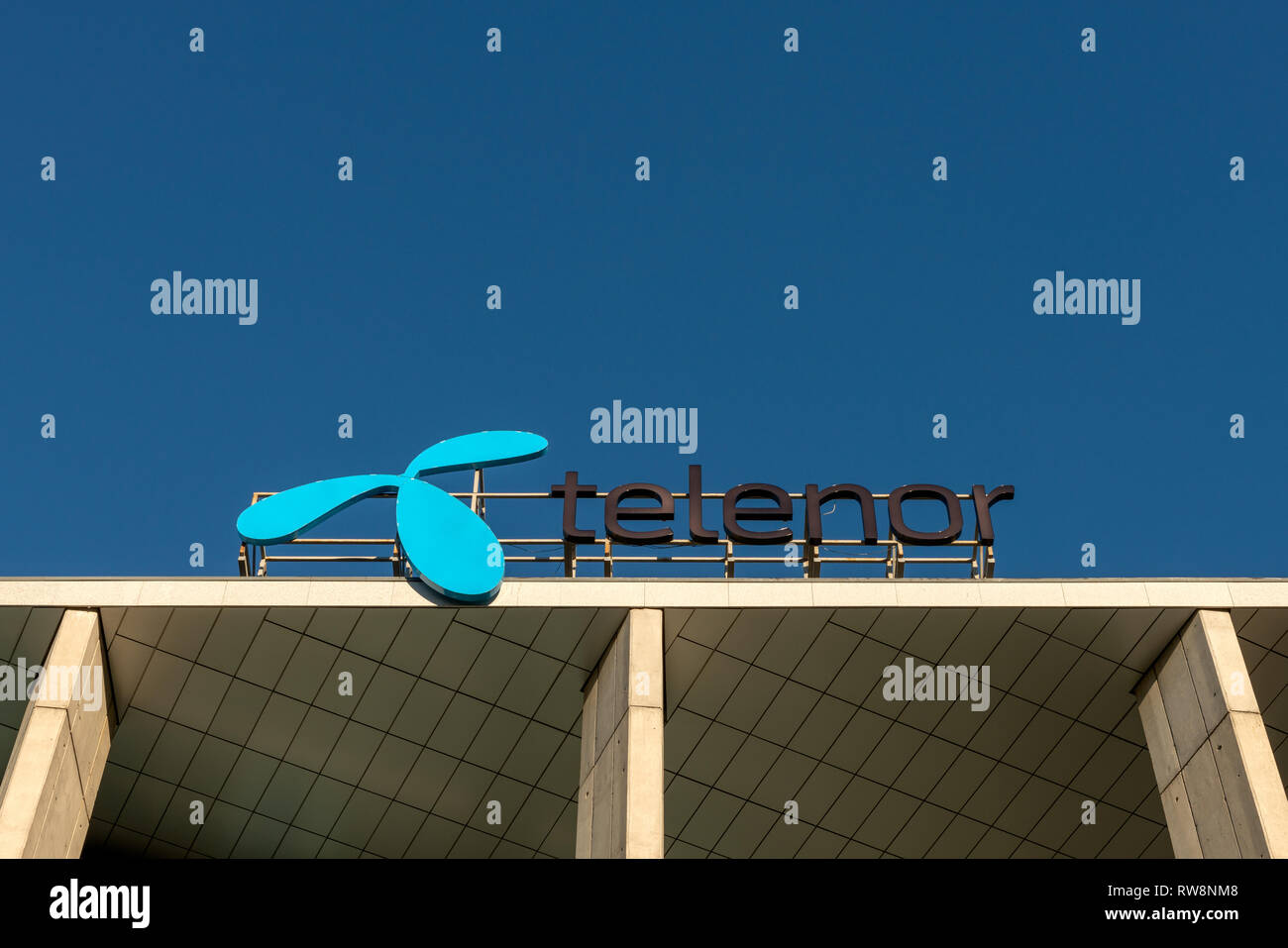 Logo Telenor dans le bâtiment du parc d'activités de Sofia. Telenor Bulgarie était l'un des plus grands fournisseurs de réseaux mobiles en 2019 Banque D'Images