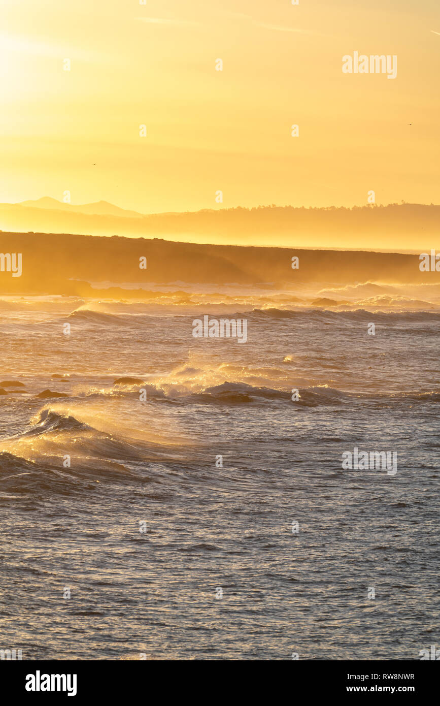 Lever du soleil sur les collines du centre de la californie sur la côte du pacifique. Banque D'Images