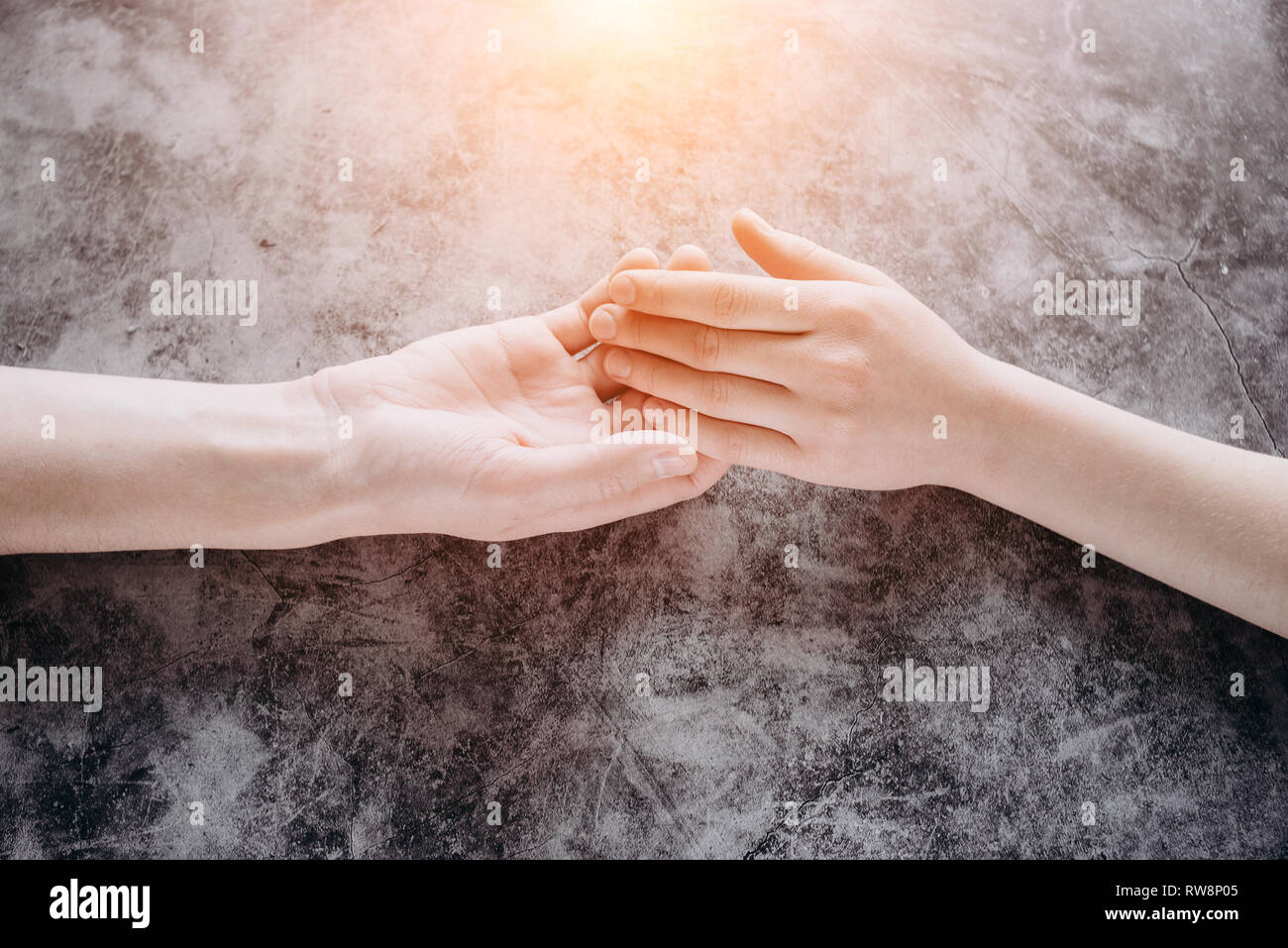 Vue rapprochée de couple holding hands, aimant prendre soin homme en assistant, en donnant un soutien psychologique, d'aide ou de protection compte dans le mariage Banque D'Images