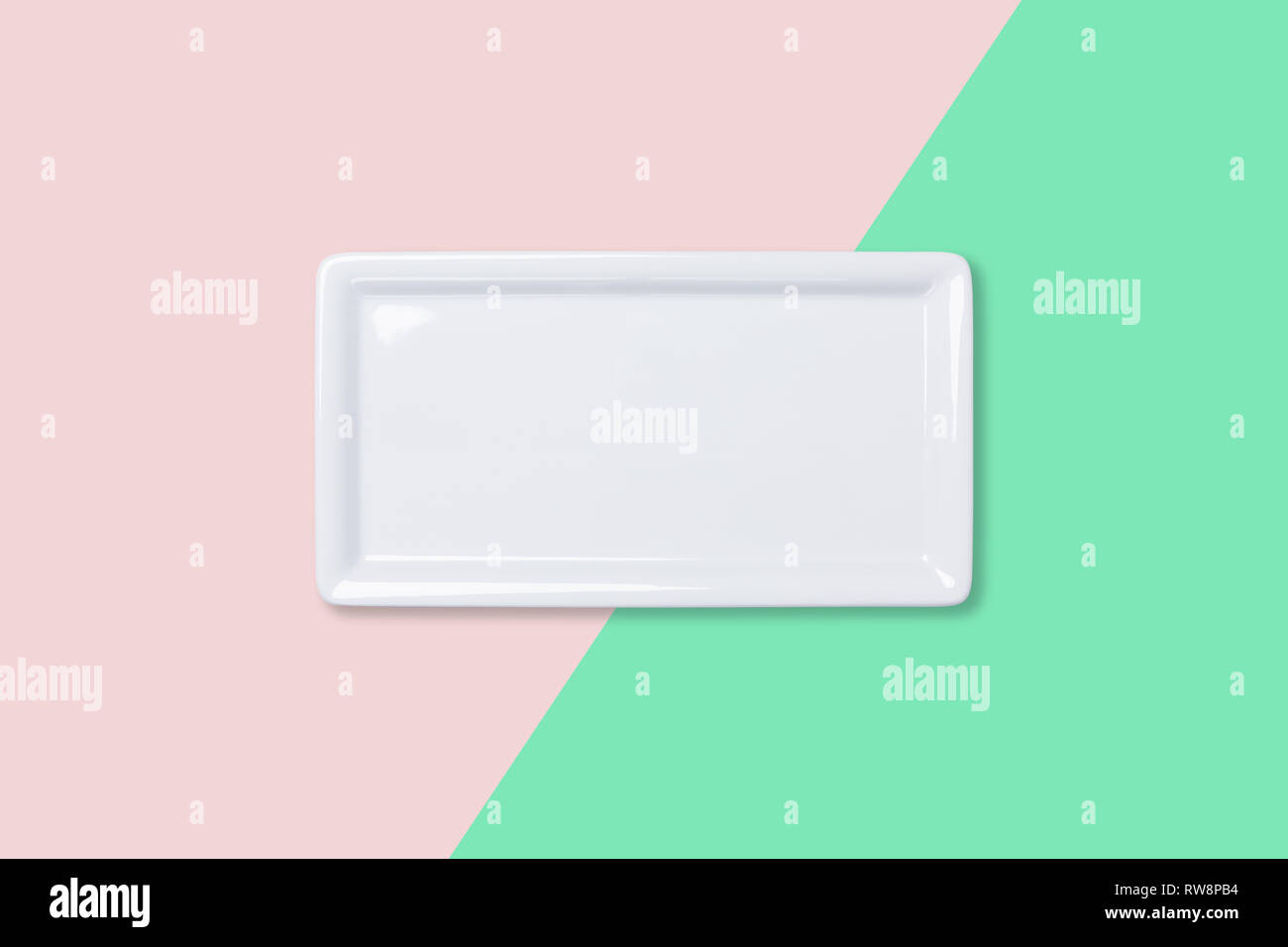Coincé sur la plaque blanche vide bicolore rose et fond vert, voir directement à partir de ci-dessus Banque D'Images