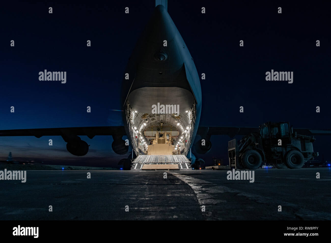 Un C-17 Globemaster III chargé avec un D7R-II bulldozer moyen se trouve préparé pour un déploiement avancé dans un endroit inconnu en Asie du Sud-Ouest, 11 janvier 2019. La 386e Escadre expéditionnaire de la Force aérienne le plus achalandé supervise le port de débarquement dans l'US Air Forces Central Command zone de responsabilité à l'appui des opérations inhérentes à résoudre et de la liberté est sentinelle. (U.S. Air Force Photo/Tech. Le Sgt. Robert Cloys) Banque D'Images