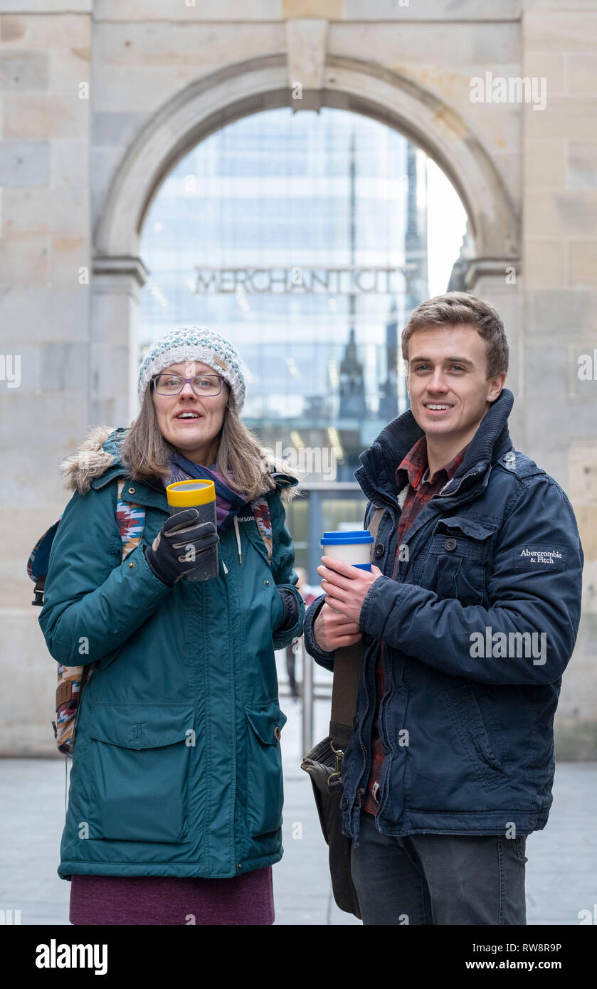 Les jeunes boivent des boissons à partir de eco friendly tasses réutilisables Banque D'Images