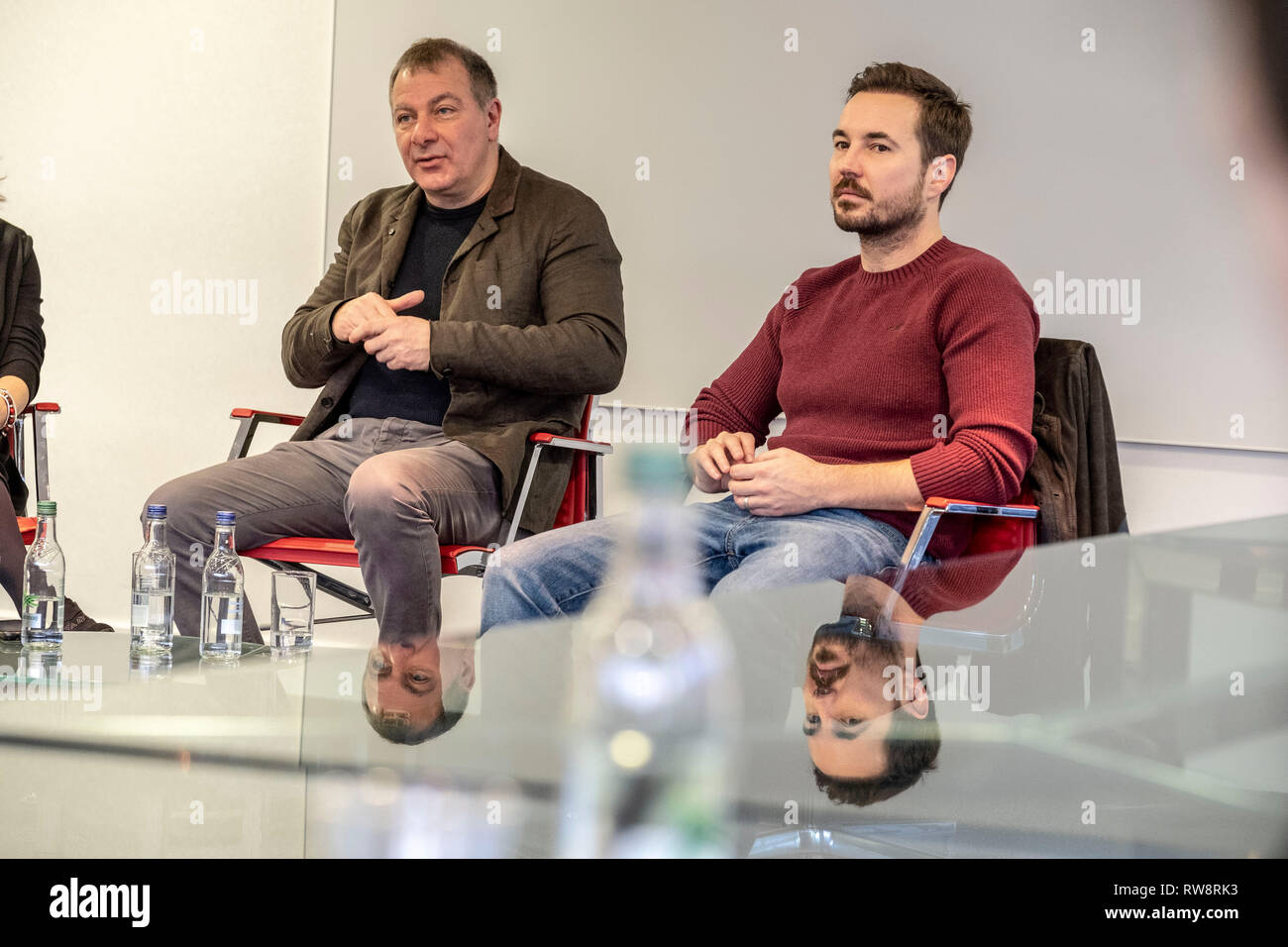 Martin Compton et Jed Mercurio à la maîtrise de l'unité GCU Banque D'Images