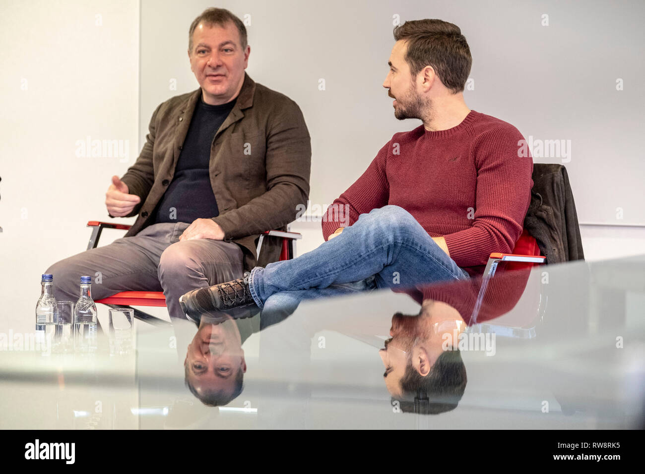 Martin Compton et Jed Mercurio à la maîtrise de l'unité GCU Banque D'Images