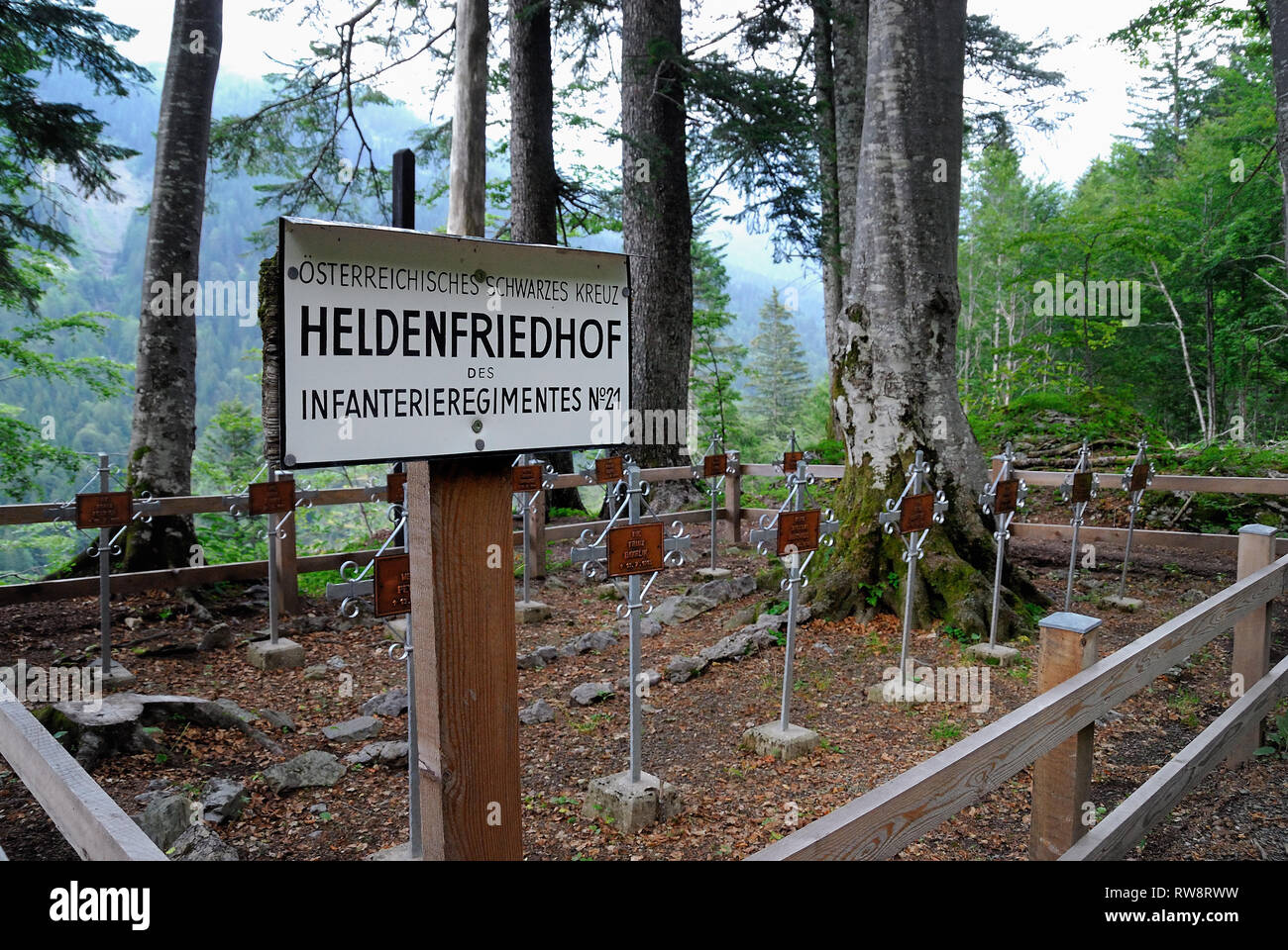 Plockenpass, Autriche. La vallée de la colère en cours d'hiver. Au cours de la PREMIÈRE GUERRE MONDIALE dans la vallée il y a la zone autrichienne derrière le front, et beaucoup de petits cimetières de guerre.Les cimetières sont toujours visibles. Dans l'image le petit cimetière de la Vysočina Infanterie Reggimentes n°21 qui se sont battus sur la montagne Pal Kleiner. Banque D'Images