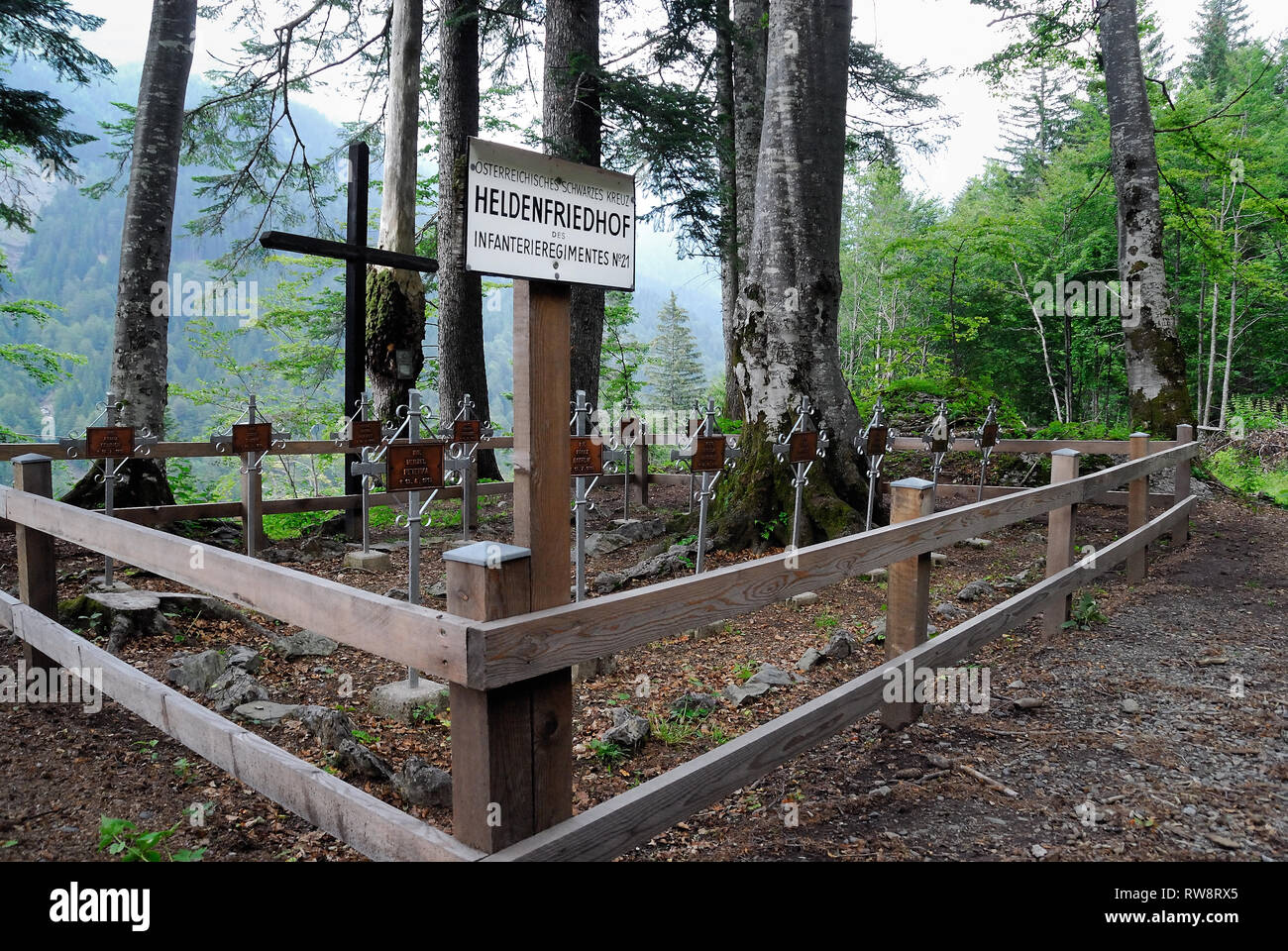 Plockenpass, Autriche. La vallée de la colère en cours d'hiver. Au cours de la PREMIÈRE GUERRE MONDIALE dans la vallée il y a la zone autrichienne derrière le front, et beaucoup de petits cimetières de guerre.Les cimetières sont toujours visibles. Dans l'image le petit cimetière de la Vysočina Infanterie Reggimentes n°21 qui se sont battus sur la montagne Pal Kleiner. Banque D'Images