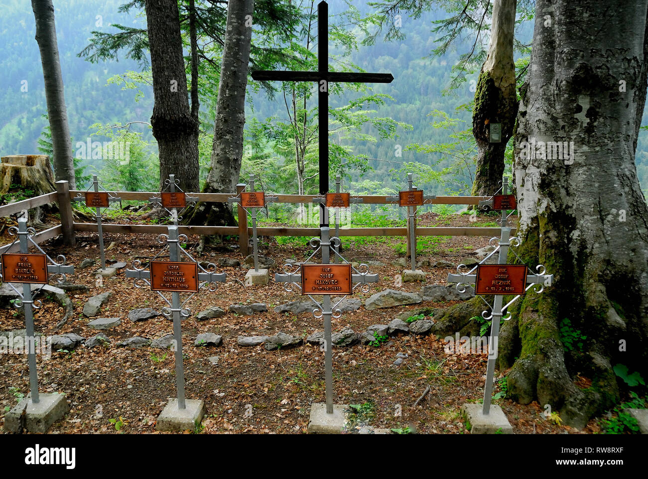 Plockenpass, Autriche. La vallée de la colère en cours d'hiver. Au cours de la PREMIÈRE GUERRE MONDIALE dans la vallée il y a la zone autrichienne derrière le front, et beaucoup de petits cimetières de guerre.Les cimetières sont toujours visibles. Dans l'image le petit cimetière de la Vysočina Infanterie Reggimentes n°21 qui se sont battus sur la montagne Pal Kleiner. Banque D'Images