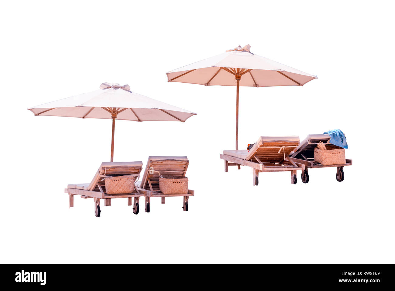 Chaises de plage avec parasols en bois isolé sur fond blanc. Chaise longue de plage isolée. Banque D'Images