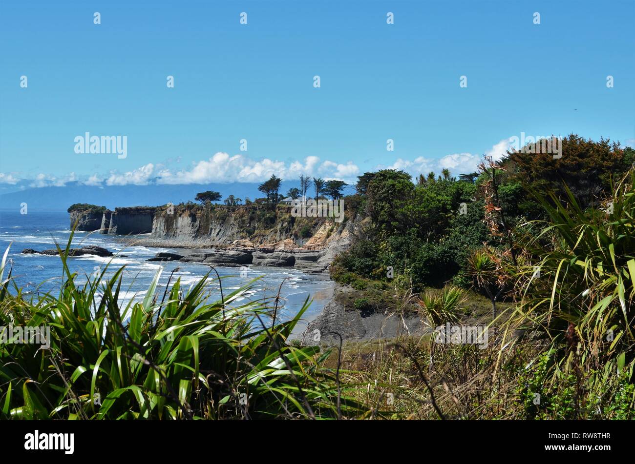 Vue Panoramique, Port de la Nouvelle-Zélande de l'océan et les falaises de la Côte Ouest Banque D'Images