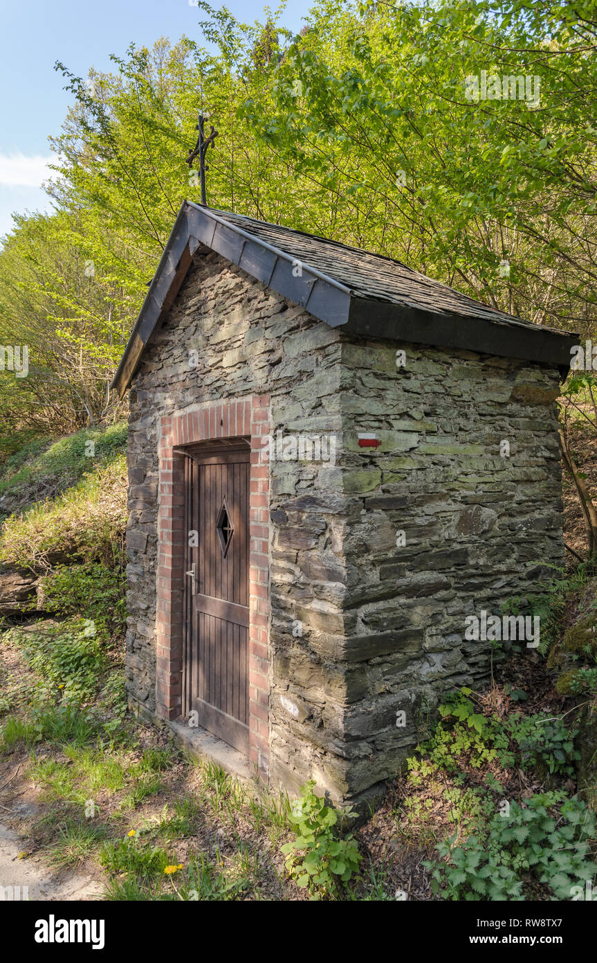 Une petite chapelle, près de La Roche-en-Ardenne le long du sentier de randonnée longue distance GR57 Sentiers de l'Ourthe, qui mène à travers les Ardennes en Belgique. T Banque D'Images