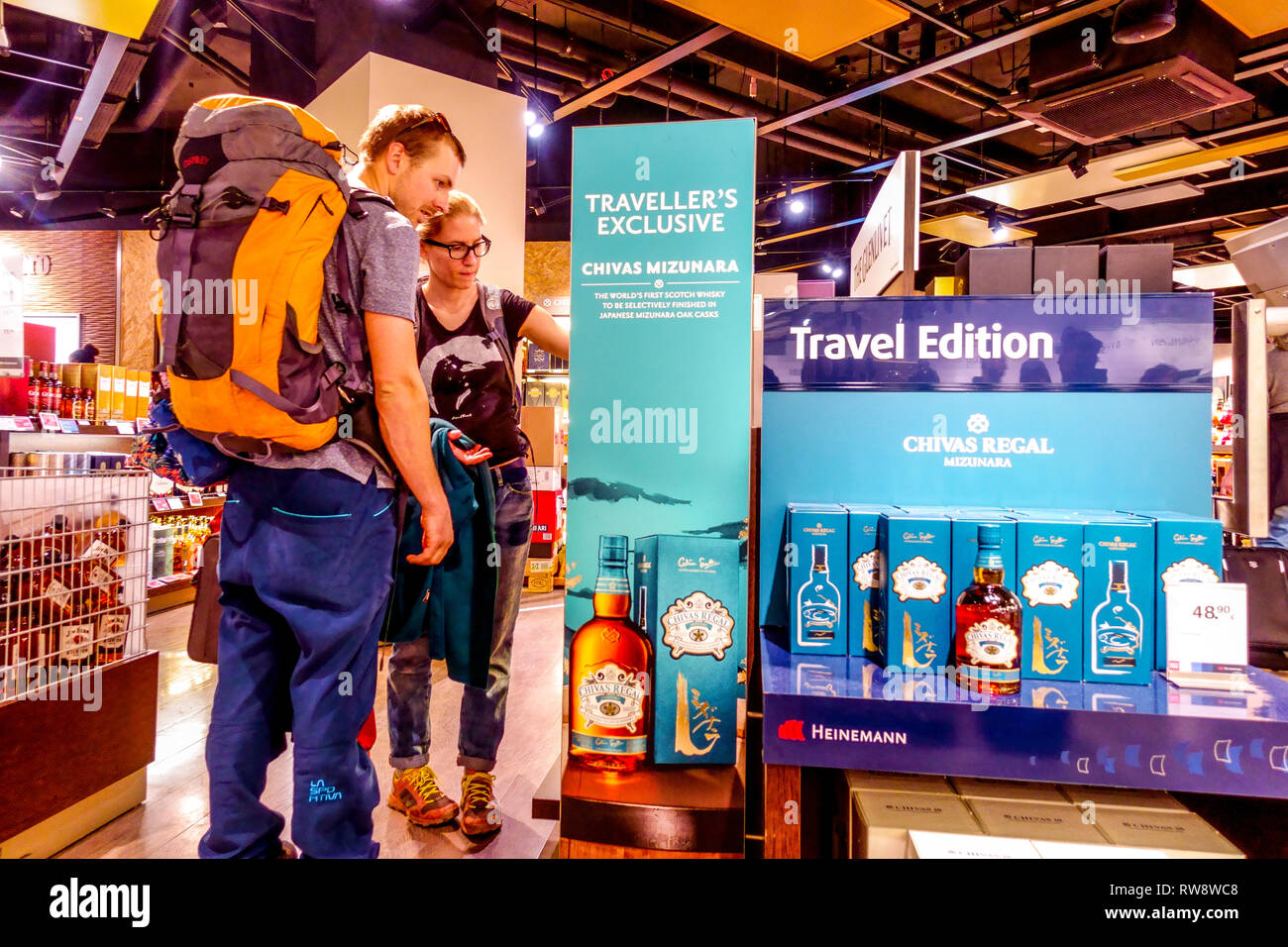 Les gens shopping avant le départ en duty free shop à l'aéroport de Vienne, Chivas Regal Banque D'Images Les gens shopping avant le départ en duty free shop à l'aéroport de Vienne, Chivas Regal Banque D'Images