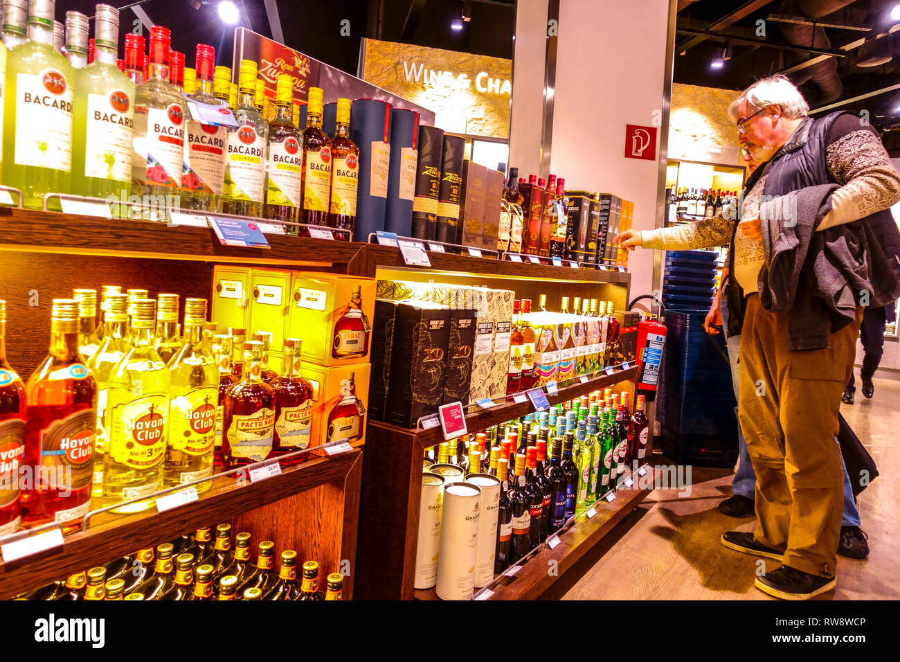 Les gens shopping avant le départ dans la boutique hors taxes, sur l'aéroport de Vienne, spiritueux, bouteilles d'alcool Banque D'Images
