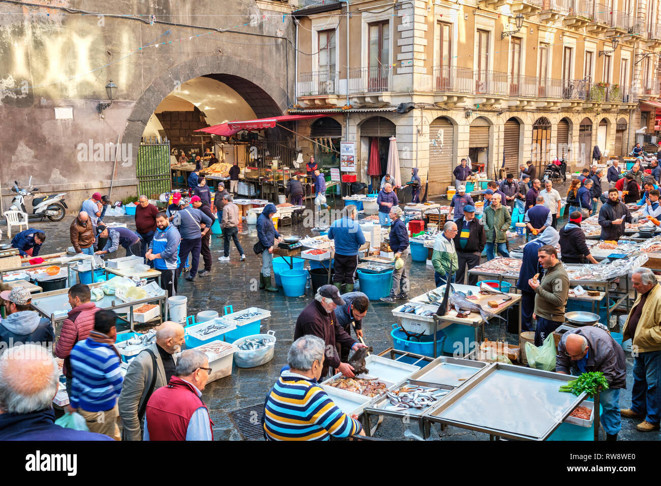 Les pêcheurs vendant du poisson sur le célèbre marché aux poissons de Catane. Sicile, Italie Banque D'Images