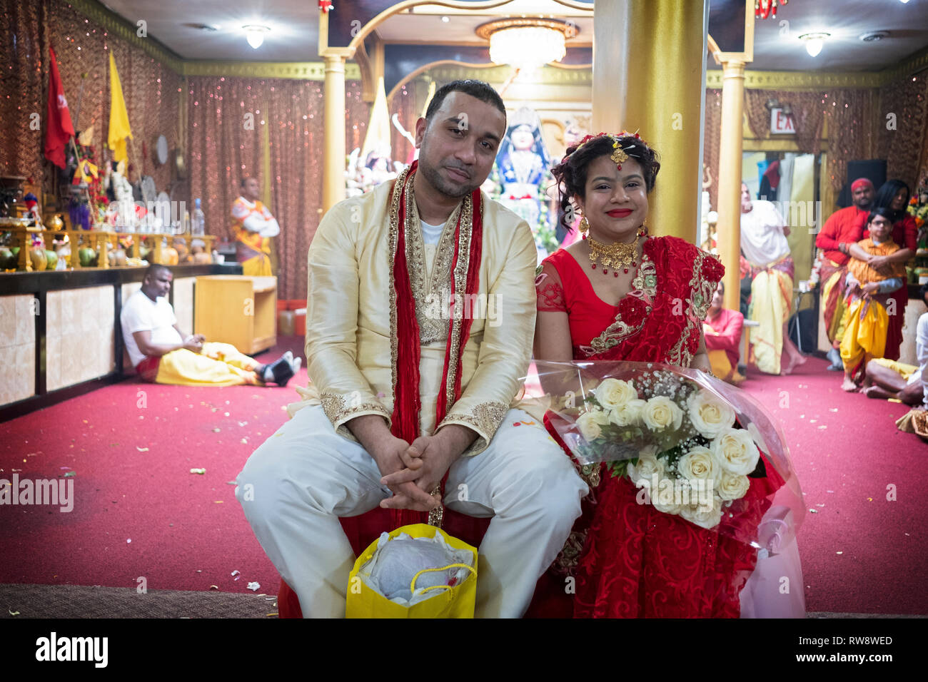 Posée portrait d'un couple hindou juste avant leur cérémonie de mariage à un temple à Ozone Park, Queens, New York. Banque D'Images