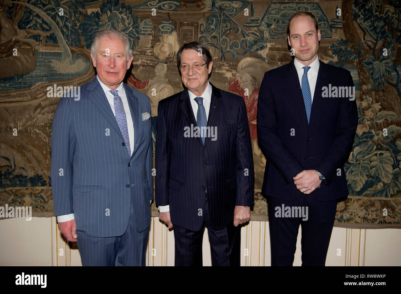Le Prince de Galles et le duc de Cambridge séance Nicos Anastasiades (centre), le président de la République de Chypre, à Clarence House à Londres. Banque D'Images