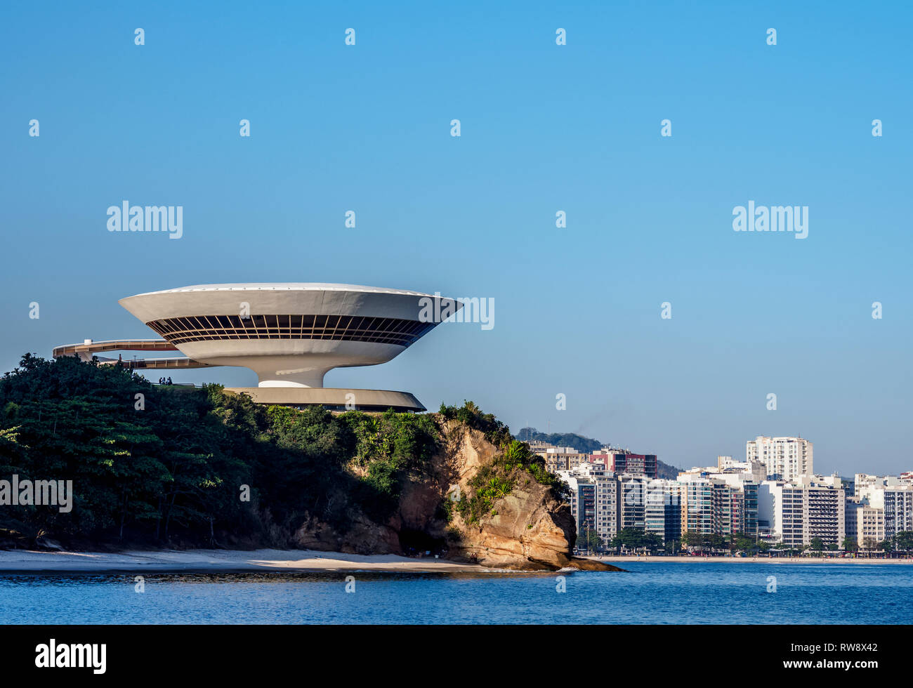 Musée d'Art Contemporain de Niterói MAC avec Icarai quartier dans l'arrière-plan, Niteroi, Etat de Rio de Janeiro, Brésil Banque D'Images