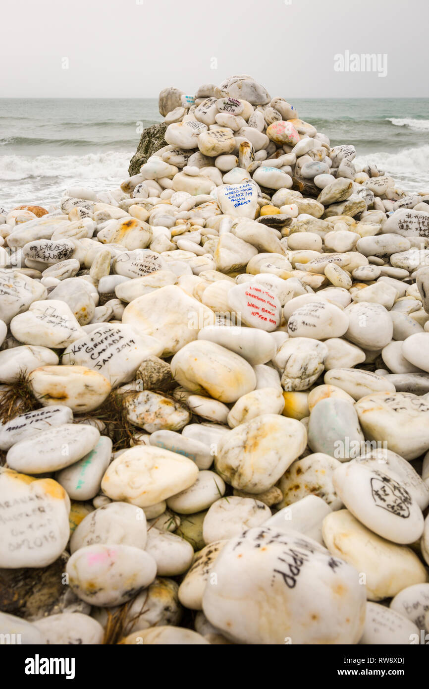 Les messages écrits sur romantique sur une plage de galets blancs, côte ouest, Nouvelle-Zélande Banque D'Images