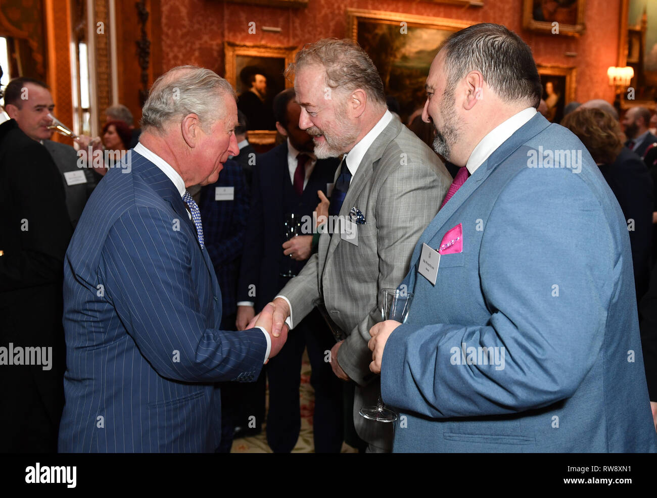 Le Prince de Galles parle avec l'acteur Owen Teale et singer Wynne Evans (à droite) lors d'une réception au palais de Buckingham à Londres pour marquer le cinquantième anniversaire de l'investiture du Prince de Galles. Banque D'Images