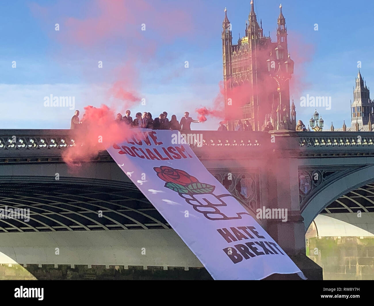 Une bannière est passé de Westminster Bridge comme un groupe de députés travaillistes ont organisé une protestation anti-Brexit à Londres. Banque D'Images