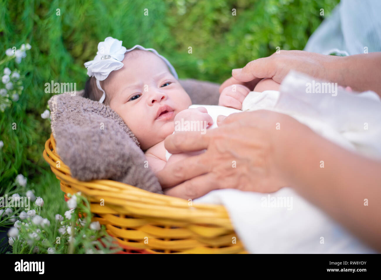 Asian Nouveau Ne Beau Gosse Et Petit Enfant De Parent Maman Avec Bebe Vie De Nouvelle Famille Avec Amour Photo Stock Alamy