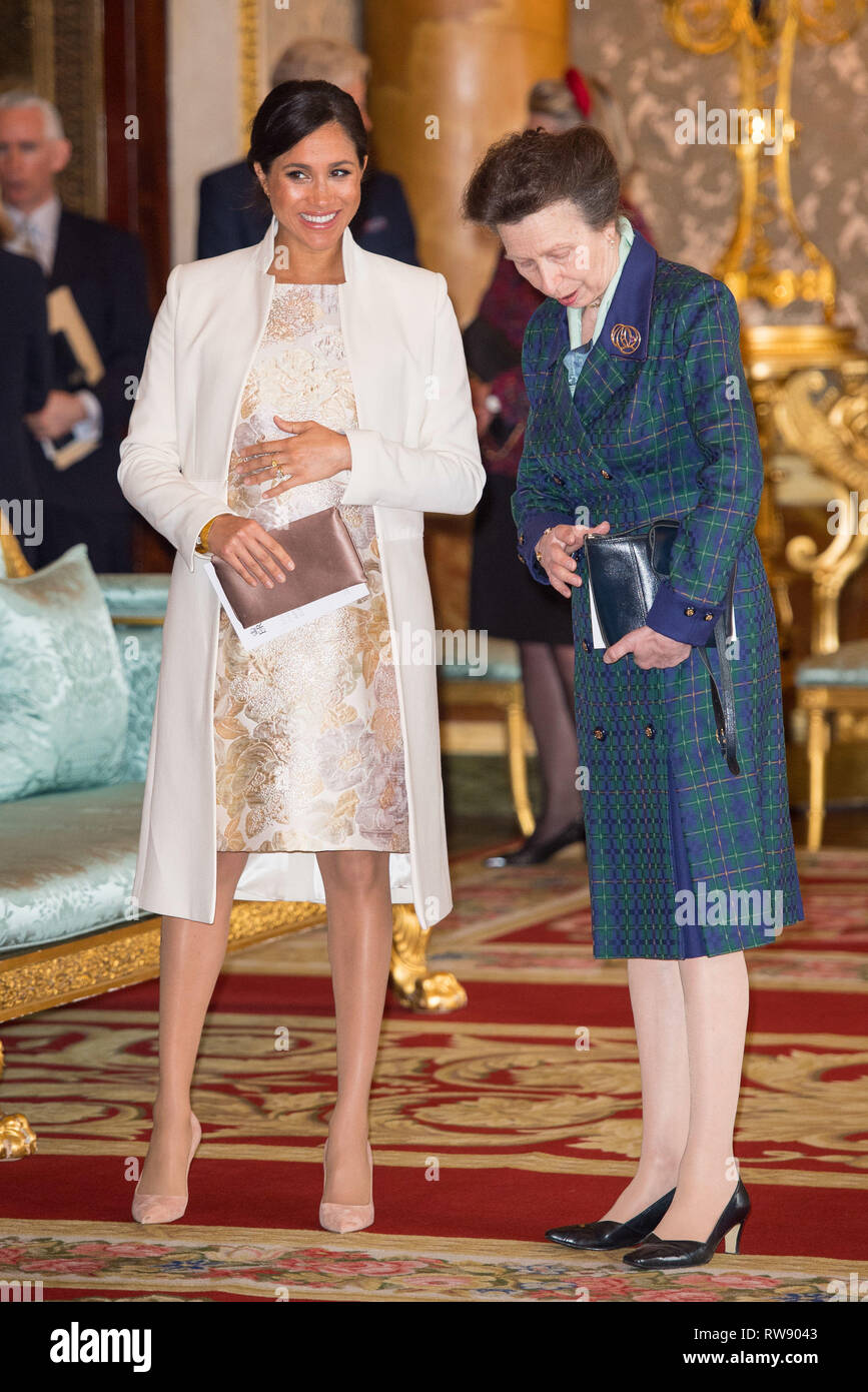 La duchesse de Kent (à gauche) et la Princesse Royale à une réception au palais de Buckingham à Londres pour marquer le cinquantième anniversaire de l'investiture du Prince de Galles. Banque D'Images