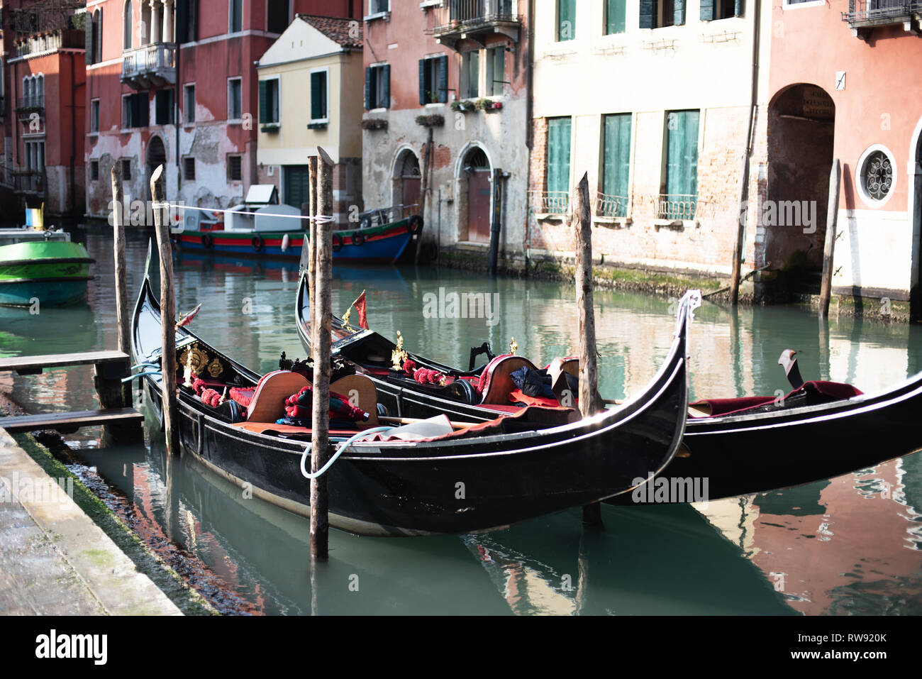 Canal avec deux gondoles à Venise, Italie. Architecture et monuments de Venise. Carte postale de Venise avec les gondoles de Venise. Banque D'Images