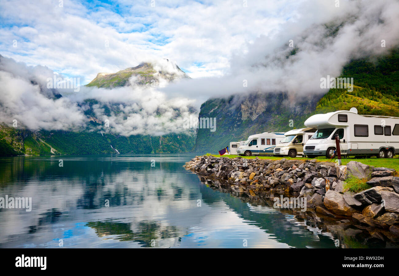 Le camping-car les véhicules récréatifs (VR) stationné au camping sur un  fjord norvégien côte, Norvège, Scandinavie Photo Stock - Alamy