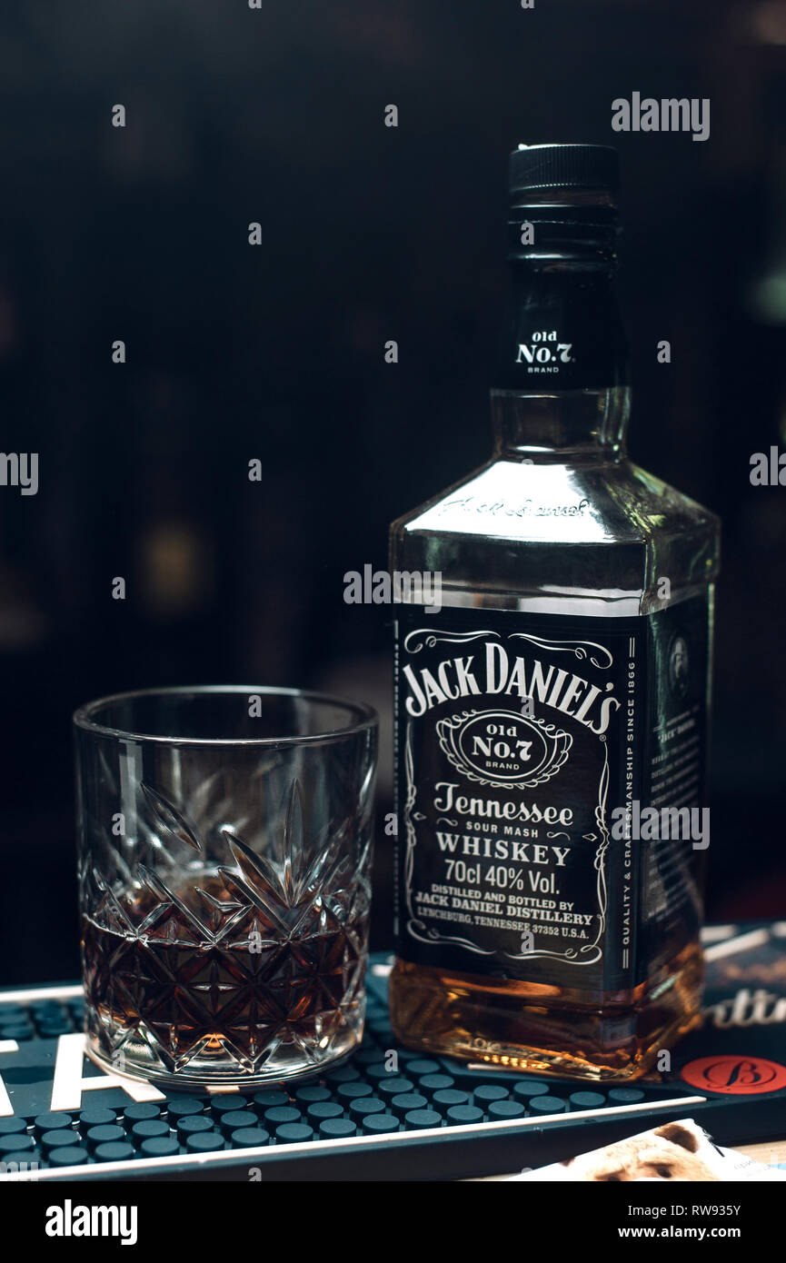 26.01.2019. La Russie, Sébastopol. Jack Daniels avec bouteille en verre à  moitié ful comptoir bar dans le noir, à la verticale. copier l'espace Photo  Stock - Alamy