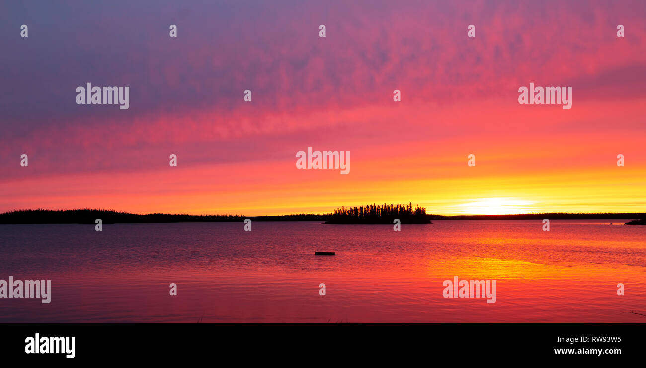 Golden Morning au lac Egenolf, au Manitoba, au Canada. Le soleil se couche au-dessus de l'horizon. Banque D'Images