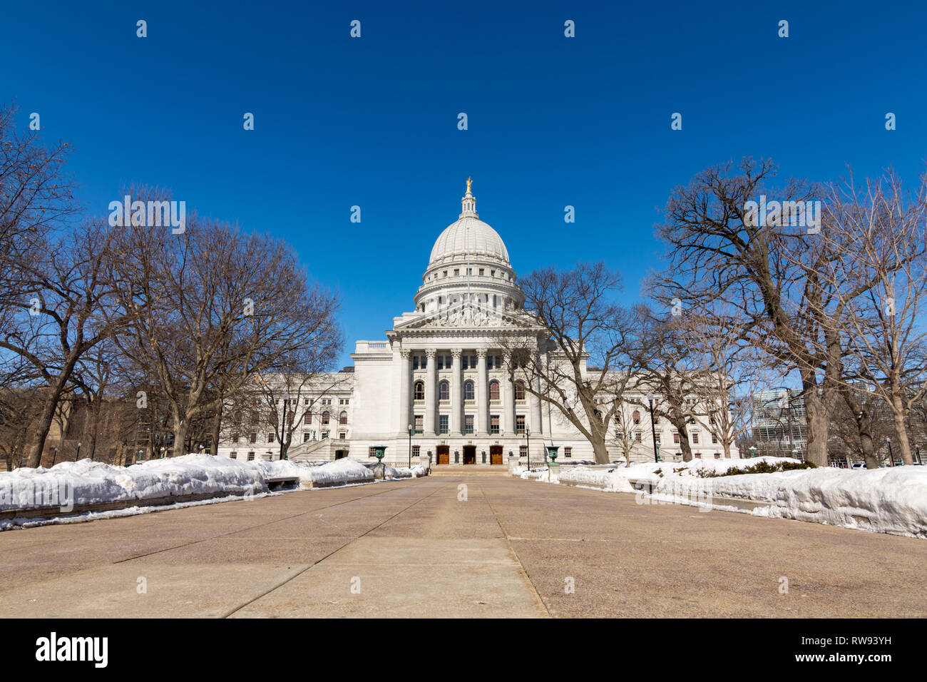 Extérieur de la Wisconsin State Capitol building sur une journée froide et des hivers enneigés. Banque D'Images