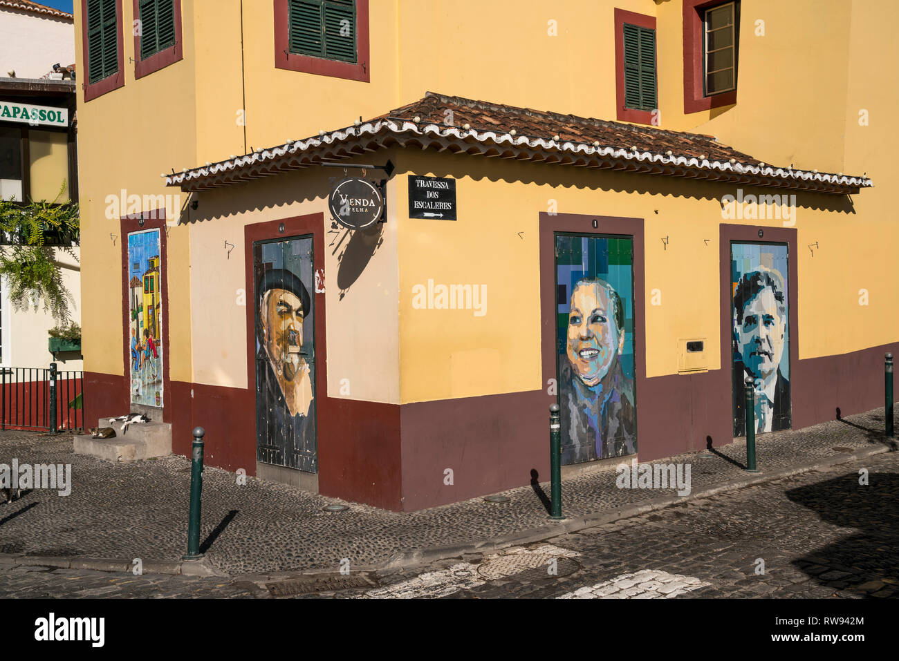 Kunstprojekt mit bemalten Türen in der Altstadt von Funchal, Madeira, Portugal, Europa | Art project portes peintes à Funchal, Madère, Portugal, Eur Banque D'Images