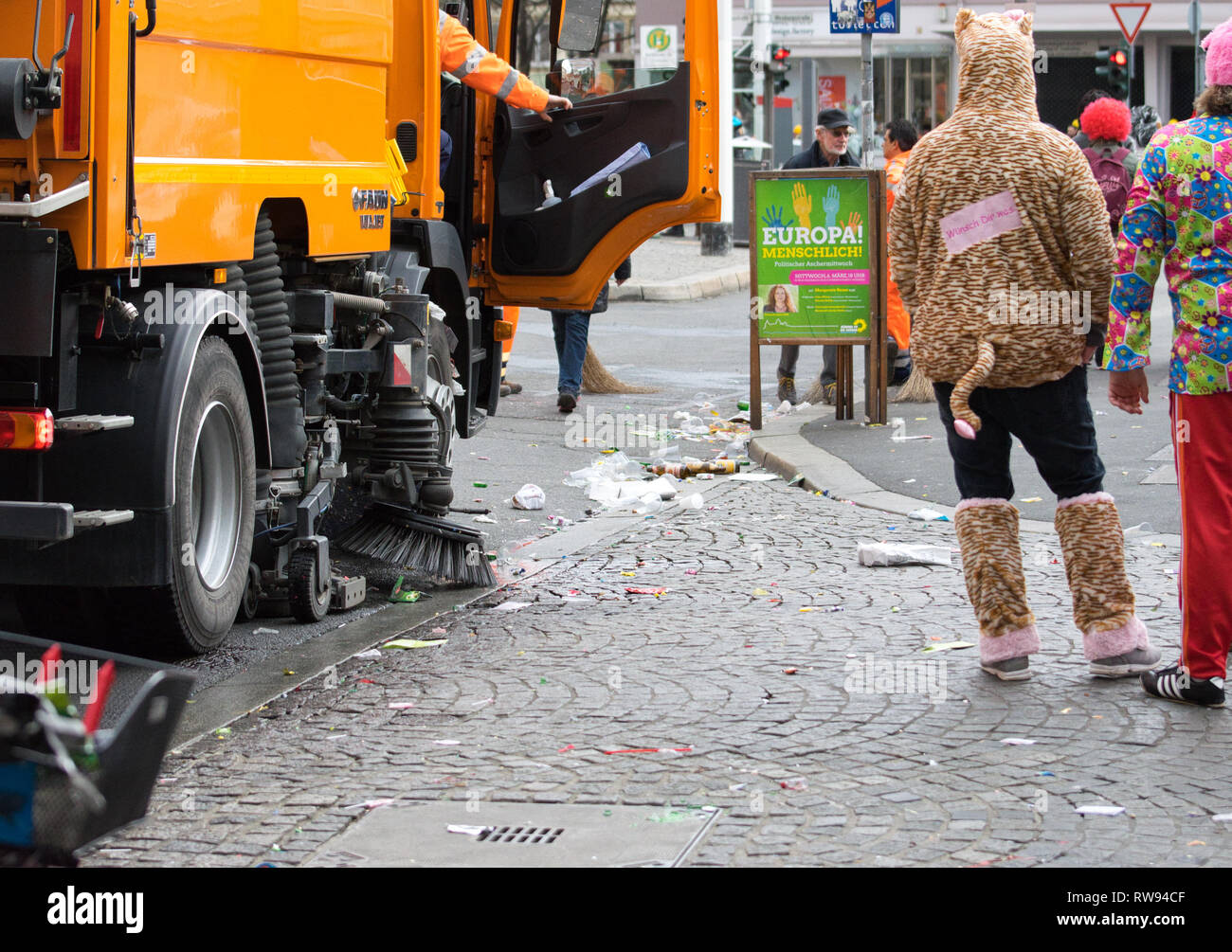 Würzburg, Allemagne - 3 mars 2019 : les travailleurs du nettoyage des routes sales et ville avec nettoyage automatique des camions après les événements du carnaval culturel Fasching. Banque D'Images