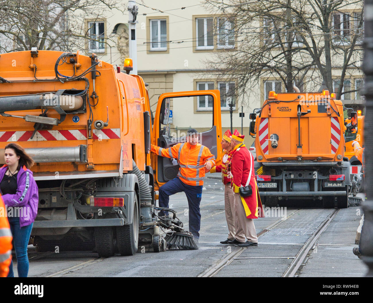 Würzburg, Allemagne - 3 mars 2019 : les travailleurs du nettoyage des routes sales et ville avec nettoyage automatique des camions après les événements du carnaval culturel Fasching. Banque D'Images