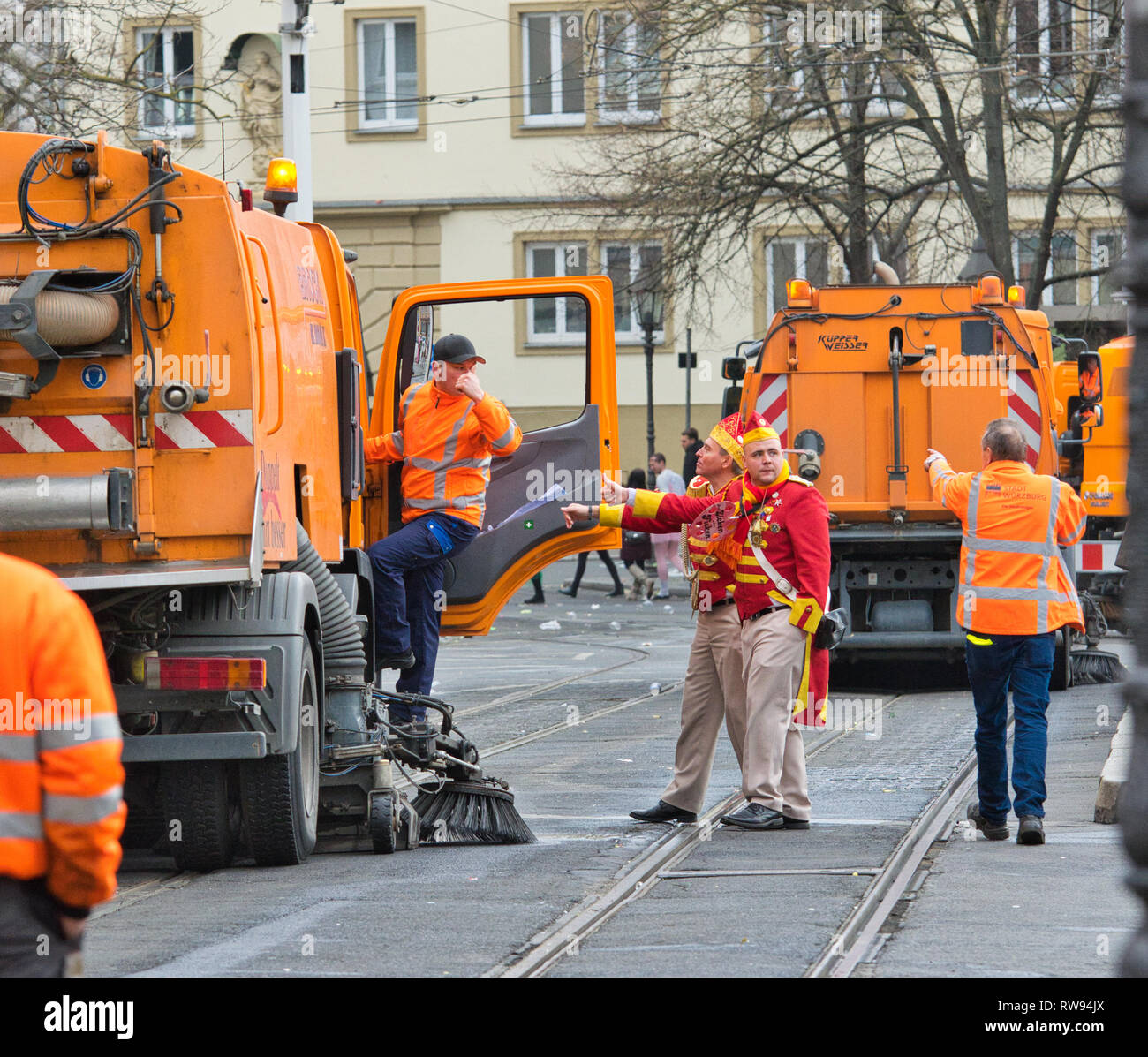 Würzburg, Allemagne - 3 mars 2019 : les travailleurs du nettoyage des routes sales et ville avec nettoyage automatique des camions après les événements du carnaval culturel Fasching. Banque D'Images