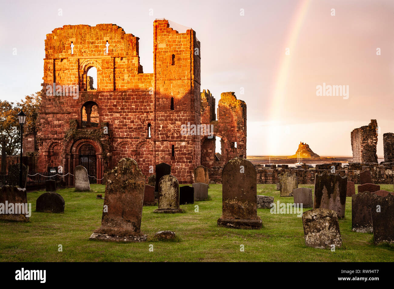 Prieuré de Lindisfarne et Château de Lindisfarne (arrière-plan) et arc-en-ciel, l'Île Sainte, Angleterre, Royaume-Uni Banque D'Images