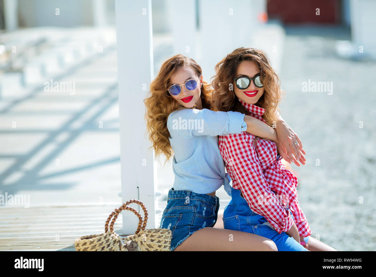 Two beach bikini girls sitting Banque de photographies et d'images à haute  résolution - Alamy