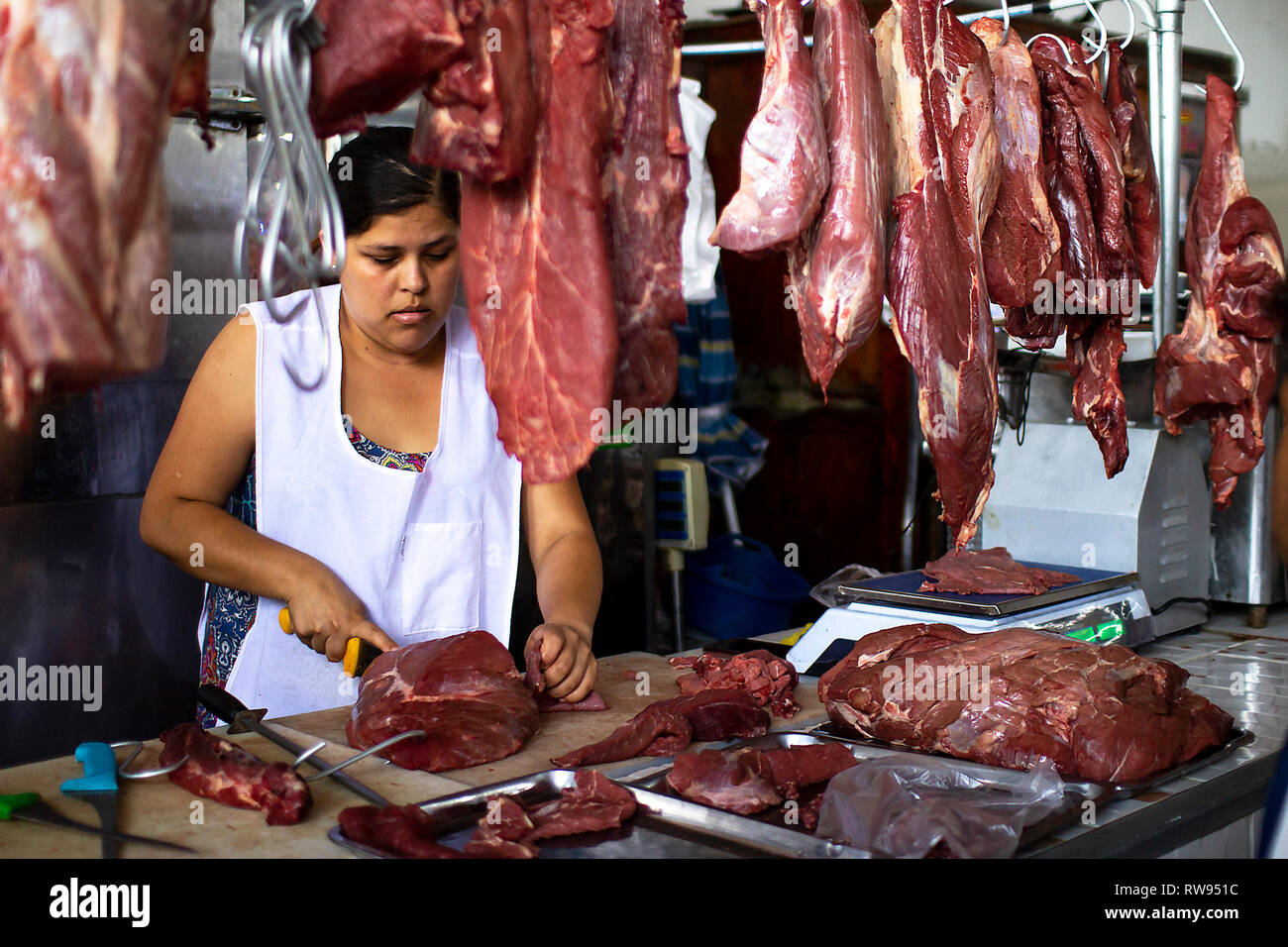 Lima, Pérou - 24 Février 2019 : Feminine butcher à un marché d'alimentation dans Barranco, femme dans une boucherie Banque D'Images