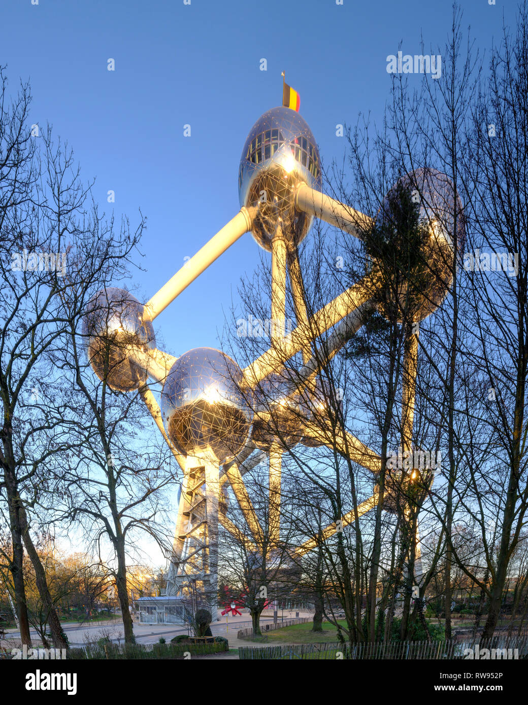 L'Atomium et le parc d'Osseghem rassemblait encore Laeken, Bruxelles, Belgique Banque D'Images