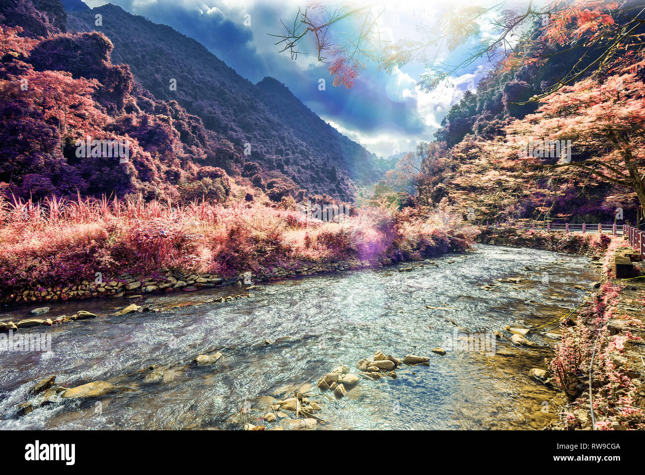 Beau paysage, la rivière son quai avec mountain Trung Khanh town dans la province de Cao Bang, Vietnam. Zone Pac Bo Banque D'Images