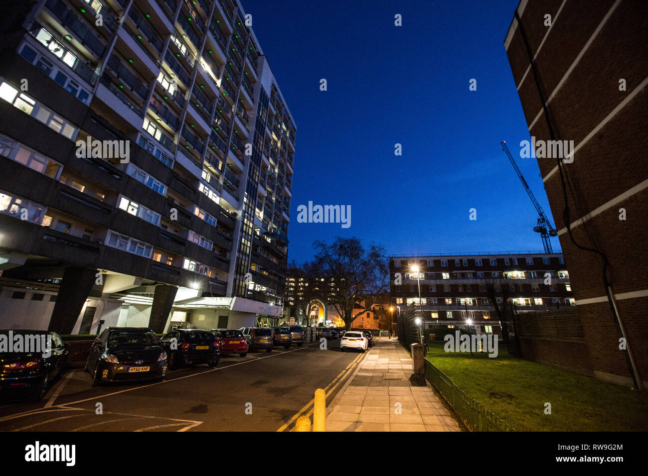 Blocs de logements sociaux, au crépuscule, les Fellows, Weymouth Cour Terrasse, Hoxton, East London, Angleterre, Royaume-Uni. Banque D'Images