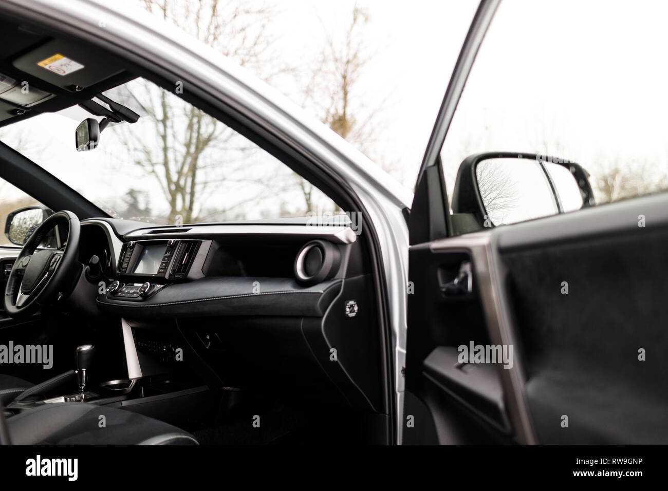 Véhicule de prestige de luxe intérieur, planche de bord, volant. Banque D'Images