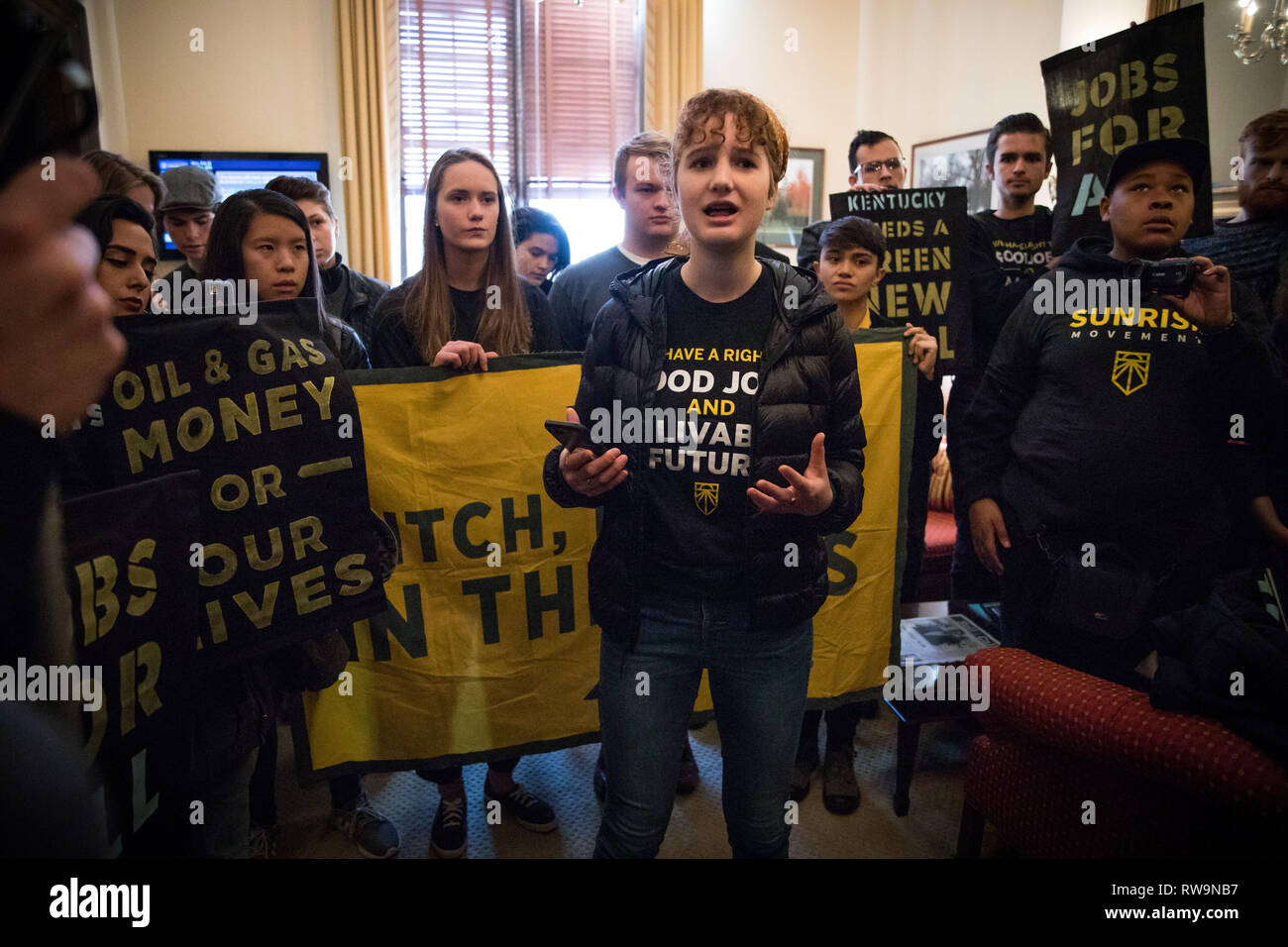 Les jeunes militants du Kentucky et à travers les États-Unis occupent le bureau du sénateur Mitch McConnell pour protester contre ses tentatives pour vaincre le Green New Deal. Washington DC. USA. 25 février 2019 Banque D'Images