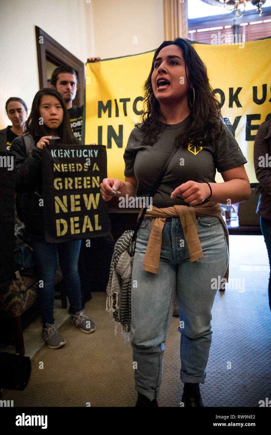 Les jeunes militants du Kentucky et à travers les États-Unis occupent le bureau du sénateur Mitch McConnell pour protester contre ses tentatives pour vaincre le Green New Deal. Washington DC. USA. 25 février 2019 Banque D'Images