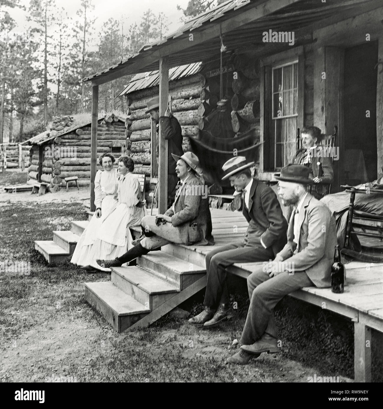 Burton Holmes avec d'autres sur le grand porche de touristes vue cabines, Yellowstone Park, 1896 Banque D'Images