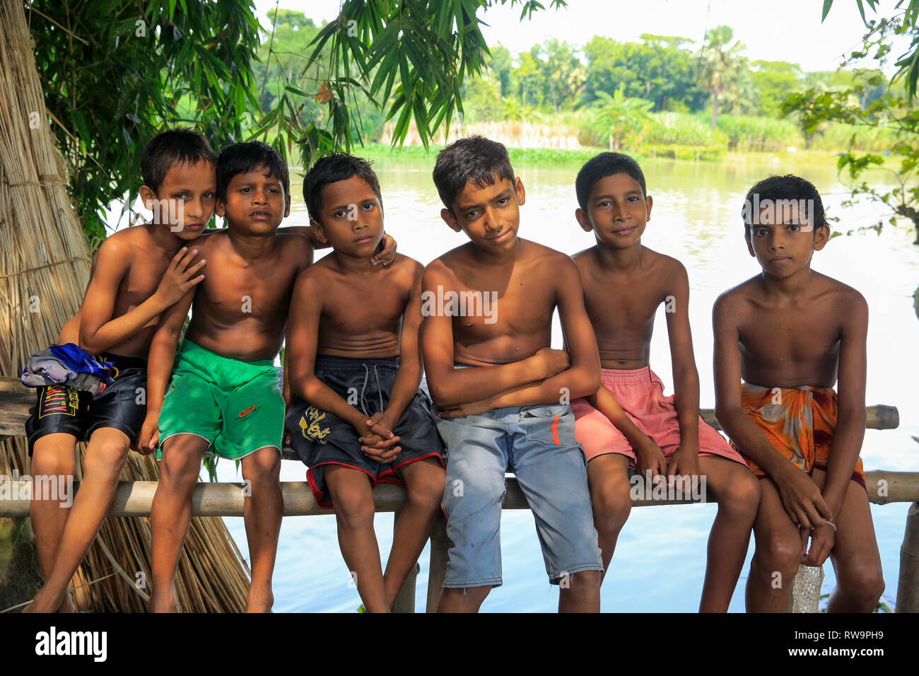 Un groupe d'enfants en milieu rural à Faridpur, Dhaka, Bangladesh. Banque D'Images